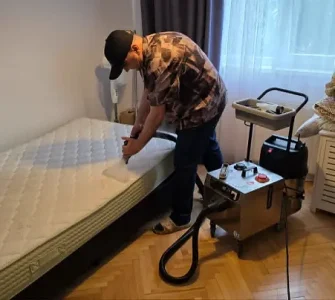 Curățare profesională a unei saltele la domiciliu, realizată de OradeaCuAbur în Oradea